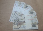 Cinco notas flor de estampa de R$ 200,00 sequenciais e numeradas de "AA 031052996 até AA031053000"