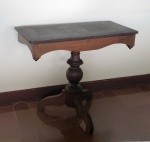 Console em vinhático, 3 pés curvos que apoiam coluna central torneada sustentando tampo reto com saia ondulada. Brasil século XIX. 73 x 87 x 42cm. Retirada na rua sara vilela Jardim botânico.