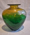 Grande vaso em vidro soprado Italiano em formato de coração medindo 37 cm de altura por 33 cm por 23 cm, apresenta descascados na pintura do vidro.