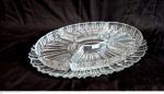 Grande bandeja petisqueira oval em cristal com quatro recipientes internos medindo 5 cm de altura por 40 cm por 28 cm..