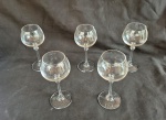 Cristais Spegelal, cinco taças para vinho  medindo 17,5 cm de altura por 7,5 cm de diâmetro.