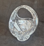 Cesta em cristal da Bohemia lapidada em estrelas e treliças medindo 20 cm de altura por 20 cm  por 16 cm.