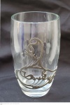 Vaso em cristal Europeu com aplique em estanho contrastado e decorado com flores medindo 26 cm de altura por 16 cm de diâmetro.