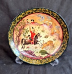Antigo prato decorado com cena de caçada em faiança pintado a mão medindo 25 cm de diâmetro.
