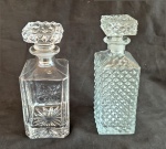 Duas garrafas em vidro moldado e lavrado medindo 24 cm de altura uma delas com tampa adaptada.