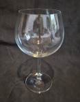 Cálice para vinho em fino cristal europeu, medindo 21 cm de altura por por 11 cm de diâmetro, perfeito estado de conservação.
