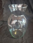 Vaso em vidro  medindo 23 cm por 14 cm de diâmetro.
