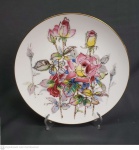 Noritake, medalhão em fina porcelana Japonesa com pintura floral decorativa assinada pelo artista "Yokio" medindo 26,5 cm de diâmetro, perfeito estado de conservação.