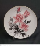 Noritake, medalhão em fina porcelana Japonesa com pintura floral decorativa assinada pelo artista "J. Takeshi" medindo 26,5 cm de diâmetro, perfeito estado de conservação.