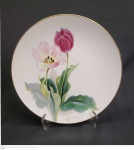 Noritake, medalhão em fina porcelana Japonesa com pintura floral decorativa assinada pelo artista "S Kimura" medindo 26,5 cm de diâmetro, perfeito estado de conservação.