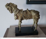 Mario Agostinelli, escultura em bronze cavalo medindo 23 cm de altura por 26 cm por 6 cm. Assinatura não encontrada.