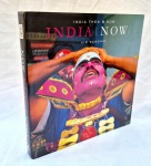 India then and Now -Rudrangshu Mukherjee, encardenado como brochura,medindo 31 cm por 31 cm e com 150 e 120  paginas.