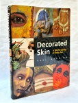 Decorated Skyn - A world Survey of Body Art - Karl Groning Thames and Hudson  encardenado em capa dura medindo 33 cm por 26 cm e com 256 paginas.