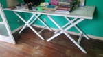 Mesa cavalete feita com duas bases e "X"  em madeira com pintura branca e tampo feito do aproveitamento de porta medindo 80 cm de altura por 208cm por 69 cm, apresenta sinais do tempo e necessita lustro, sua retirada será em Petrópolis.