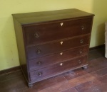 Grande cômoda em jacarandá Brasil século XIX com tampo maciço e caixa reta com quatro gavetões com puxadores embutido e entradas de chave em marfim, não possui chaves em fechaduras. medindo 100 cm de altura por 110 cm por 50 cm, apresenta sinais do tempo e necessita lustro, sua retirada será em Petrópolis.