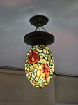 Luminária de teto estilo Tiffany Studio "Flores" medindo 48 cm de altura total com correntes por 20 cm de diâmetro,  em perfeito estado de conservação, pertenceu a coleção Joseph e Ottília Cristescu.