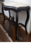 Console em jacarandá maciço estilo luís Felipe tampo em mármore medindo 80 cm de altura por 109 cm por 45 cm,  em bom estado de conservação, pertenceu a coleção Joseph e Ottília Cristescu.