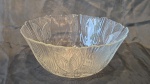 Bowl em vidro floral medindo 10 cm por 23 cm de diâmetro.