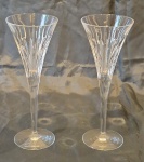 Par de taças em cristal em grande formato medindo 25 cm de altura por 10 cm de diâmetro na borda, marcadas em na base.