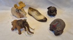 Cinco peças de resina sendo sapato medindo 5 cm de altura por 14 cm por 5 cm, e quatro animais medindo 6 cm por 10 cm por 10 cm em média.