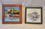 Dois azulejos com pintura decorativa medindo 15 cm por 15 cm.
