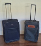 Duas malas de viagem em razoavel estado de conservação medindo 60 cm de altura por 38 cm por 22 cm.