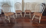 Quatro cadeiras em madeira maciça estilo country  medindo 99 cm de altura no encosto por 46 cm por 50 cm.