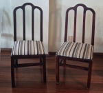 Par de cadeiras nobre  medindo 103 cm de altura no encosto por 43 cm por 45 cm.