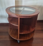 Mesa de apoio em madeira e compensado foleado e tampos em vidro canelado, com duas gavetas medindo 67 cm de altura por 69 cm de diâmetro. Apresemta minimas faltas no foleado.