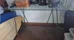 Mesa de escritório em pequeno formato tampo de cristal de 8 mm por 110 cm por 60 cm sobre cavaletes em ferro soldado.