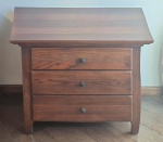 Mesa de cabeçeira Americana em compensado foleado medindo 69 cm de altura por 71 cm por 43 cm ,