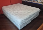 Cama box Americana Queen  com  duas bases medindo 190 cm por 80 cm e colchão 160 por 192 cm.