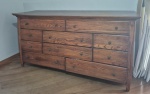Grande comoda em madeira e folheado Americana com dez gavetas medindo 95 cm de altura por 168 cm por 48 cm. Tampo commarcas de uso necessitando verniz.
