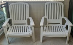 Duas brandes cadeiras espreguiçadeiras em pvc branco medindo 100 cm de altura no encosto por 75 cmpor 85 cm e total extendida 60 cm de altura por 160 cm por 75 cm.