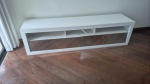 Movel rack para tv em madeira aglomerada laqueada de branco com duas gavetas revestidas de espelho uma delas desmontada necessitando reparo medindo 47 cm de altura por 180 cm por 43 cm.