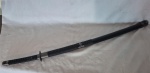 Katana réplica em tamanho natural medindo 97 cm de comprimento.