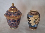 Dois vasos orientais sndo um Satzuma medindo 10 cm de altura por 6 cm de diâmetro e outro com tampa medindo 12 cm por 9 cm.