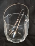 Geleira em demi cristal com alça de metal e pegador inox medindo 12 cm de altura por 13 cm de diâmetro.