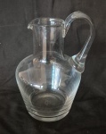 Jarra em cristal marcada na base. Medindo 20 cm de altura por 13 cm de diâmetro.