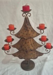 Escultura em ferro com sete velas medindo 58 cm de altura por 47 cm por 8 cm.