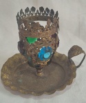 Antiga palmatória em metal com cabochões medindo 10 cm de altura por 11 cm de diâmetro.