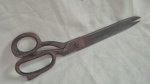 Antiga tesoura de alfaiate medindo 30 cm de comprimento.