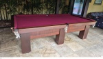 Mesa de sinuca oficial medindo 72 cm de altura por 153 cm por 280 cm, antiga e de excelente fatura,  forrada em feltro vermelho, pedras do tampo em marmore e laterais em plaqueado de madeira lolheada em bom estado de conservação vai necessitar desmontagem e transporte por profissional, retirada em local térreo em condominio na Av das Américas altura do Riviera del Fiori.
