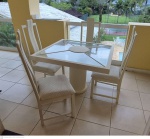 Chicô Goveia mesa quadrada em madeira nobre pintada de branco  e tampo em vidro  medindo 76 cm de altura por 105 cm por 105 cm acompanha quatro cadeiras ao gosto Asiático medindo 95 de altura no encosto por 58cm por 45 cm, peça projetada para residência da família, bom estado de conservação, retirada em local térreo em condominio na Av das Américas altura do Riviera del Fiori.