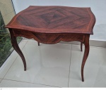 Antiga mesa de apresentação com tampo em compensado folheado, machetado  e encabeçado em madeira emolduradaa medindo 68 cm de altura por 68 cm por 70 cm perfeito estado de conservação, retirada em local térreo em condominio na Av das Américas altura do Riviera del Fiori.