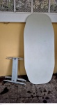Tampo de mesa em melanina cinza sobre aglomerado medindo 200 cm por 90 cm acompanha dois pé em ferro com sinais de ferrugem necessitando pintura e confecção de trava horizontal que está faltando, não pode ser enviado pelos correios, retirada em local térreo em condominio na Av das Américas altura do Riviera del Fiori.