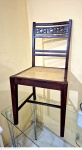 Antiga cadeira em madeira nobre ao gosto Dona Maria medindo 90 cm de altura no encosto por 46 cm por 44 cm, apresenta sinais e degaste na palhinha.