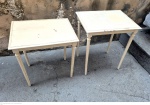Duas mesinhas de apoio ao gosto Império em madira compensada e maciça pintadas medindo a mais alta 56 cm por 48 cm por 33 cm, e a mais baixa 50 cm de altura, apresenta sinais de desgastes na pintura.
