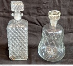 Duas garrafas em vidro  lapidado em losangulos medindo 26 cm de altura por 8 cm por 8 cm,  e outra com 23 cm de altura por 14 cm de diâmetro.bom estado de conservação.