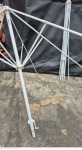 Duas estruturas para ombrelone medindo fecchadas 145 cm de comprimento.